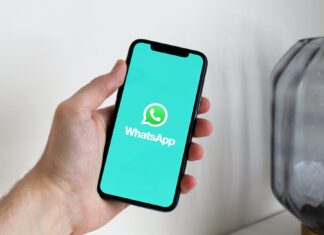 Whatsapp Stuck on Restoring Media