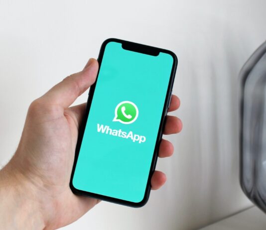 Whatsapp Stuck on Restoring Media